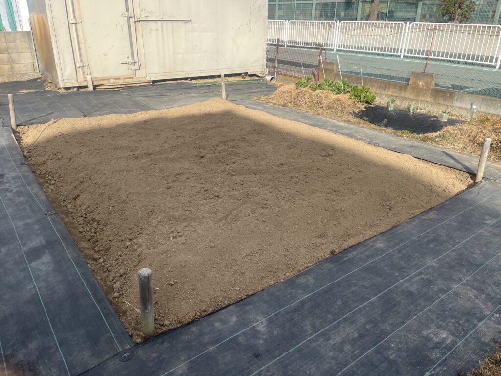 私たちが借りることになった区画。日当たりがよく、四周通路に囲まれ作業がしやすい良い区画に巡り会えた。