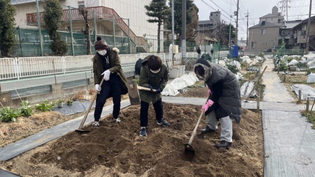 極寒のなか、畑を耕す女3人。